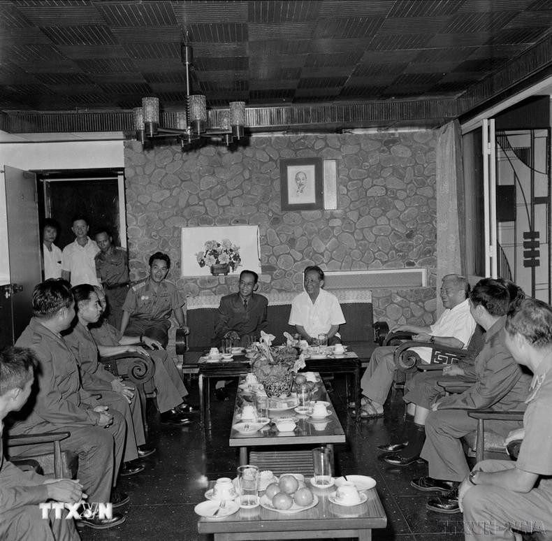 Le secrétaire général du Parti communiste du Vietnam, Le Duan, reçoit le vice-Premier ministre et ministre laotien de la Défense, Khamtay Siphandone, lors de sa visite d'amitié au Vietnam en 1977. Photo d'archives : VNA. Le secrétaire général du Parti communiste du Vietnam, Le Duan, reçoit le vice-Premier ministre et ministre laotien de la Défense, Khamtay Siphandone, lors de sa visite d'amitié au Vietnam en 1977. Photo d'archives : VNA.