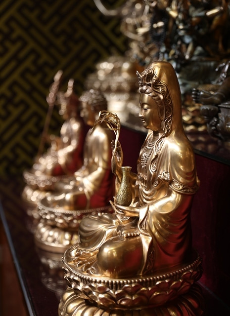 L’atelier de l’artisan Bùi Thi Minh est spécialisé dans la production d’objets cultuels traditionnels. Photo : VNS.