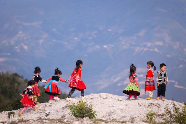 Des enfants de l’ethnie Mông de la commune de Tà Xua (district de Bac Yên, province de Son La au Nord-Ouest) portent de nouvelles robes, de nouveaux vêtements pour accueillir le Têt. Photo : VNA. Des enfants de l’ethnie Mông de la commune de Tà Xua (district de Bac Yên, province de Son La au Nord-Ouest) portent de nouvelles robes, de nouveaux vêtements pour accueillir le Têt. Photo : VNA.