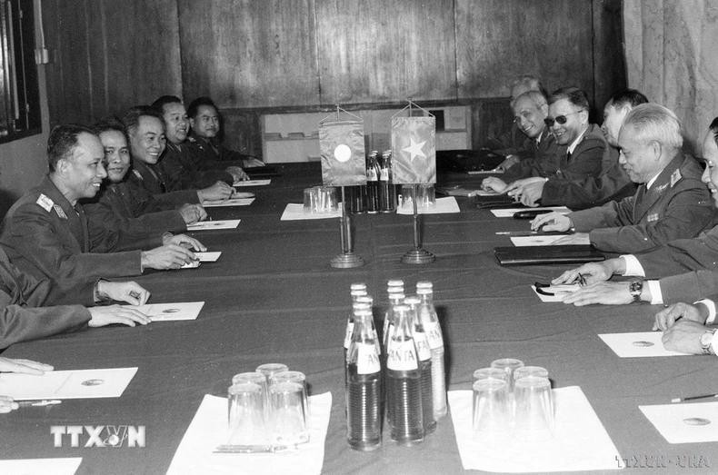 Entretien entre le général Van Tien Dung, ministre vietnamien de la Défense, et le général Khamtay Siphandone, en 1983 au Laos. Photo d'archives : VNA. Entretien entre le général Van Tien Dung, ministre vietnamien de la Défense, et le général Khamtay Siphandone, en 1983 au Laos. Photo d'archives : VNA.