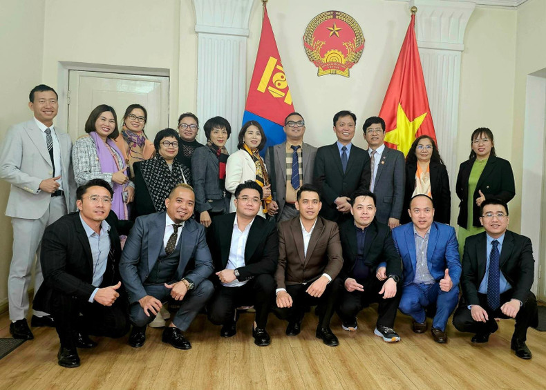 La délégation d'entreprises vietnamiennes visite l’ambassade du Vietnam en Mongolie. Photo : baoquocte.vn.