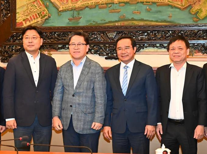 Le directeur général de la société Samsung SEHC, Kwon Choon Ki, a affirmé la volonté de Samsung Vietnam de poursuivre ses investissements au Vietnam, notamment dans le développement de la haute technologie et la formation des ressources humaines hautement qualifiées. Photo : Viet Dung Le directeur général de la société Samsung SEHC, Kwon Choon Ki, a affirmé la volonté de Samsung Vietnam de poursuivre ses investissements au Vietnam, notamment dans le développement de la haute technologie et la formation des ressources humaines hautement qualifiées. Photo : Viet Dung