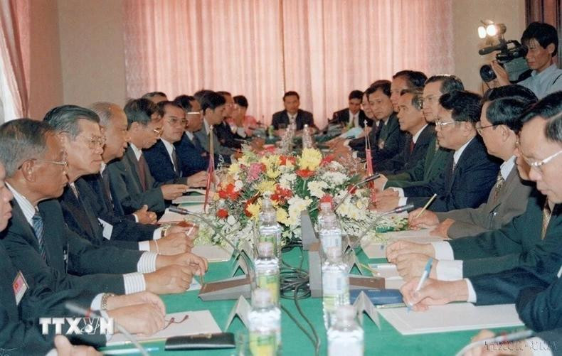 Entretien entre le président vietnamien, Tran Duc Luong, et le président du Parti populaire révolutionnaire et président laotien, Khamtay Siphandone, en visite officielle au Vietnam en 1999. Photo d'archives : VNA. Entretien entre le président vietnamien, Tran Duc Luong, et le président du Parti populaire révolutionnaire et président laotien, Khamtay Siphandone, en visite officielle au Vietnam en 1999. Photo d'archives : VNA.