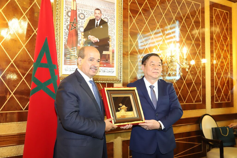 Le secrétaire du Comité central du PCV et président de la Commission de la sensibilisation et de l’éducation du Comité central du PCV, Nguyên Trong Nghia (droite), et le président de la Chambre des conseillers du Maroc, Enaam Mayara. Photo : VNA. Le secrétaire du Comité central du PCV et président de la Commission de la sensibilisation et de l’éducation du Comité central du PCV, Nguyên Trong Nghia (droite), et le président de la Chambre des conseillers du Maroc, Enaam Mayara. Photo : VNA.