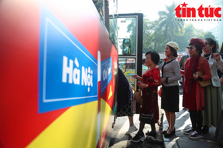 La ligne de bus fonctionne de 9 h à 18 h 30 tous les jours, avec une fréquence de 30 minutes par trajet. La ligne de bus fonctionne de 9 h à 18 h 30 tous les jours, avec une fréquence de 30 minutes par trajet.