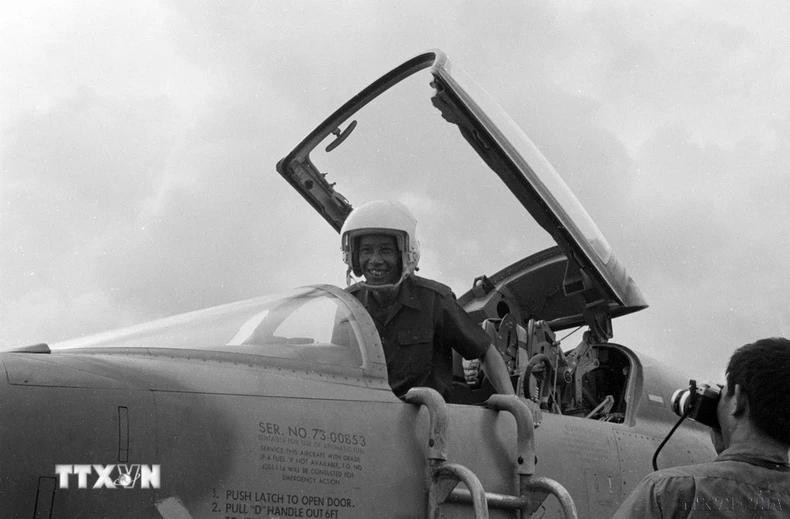 Le vice-Premier ministre et ministre laotien de la Défense, Khamtay Siphandone, monte à bord d'un avion P5 lors de sa visite au commandement de la 7e région militaire et à l'aéroport de Bien Hoa du Vietnam (en 1977). Photo d'archives : VNA. Le vice-Premier ministre et ministre laotien de la Défense, Khamtay Siphandone, monte à bord d'un avion P5 lors de sa visite au commandement de la 7e région militaire et à l'aéroport de Bien Hoa du Vietnam (en 1977). Photo d'archives : VNA.