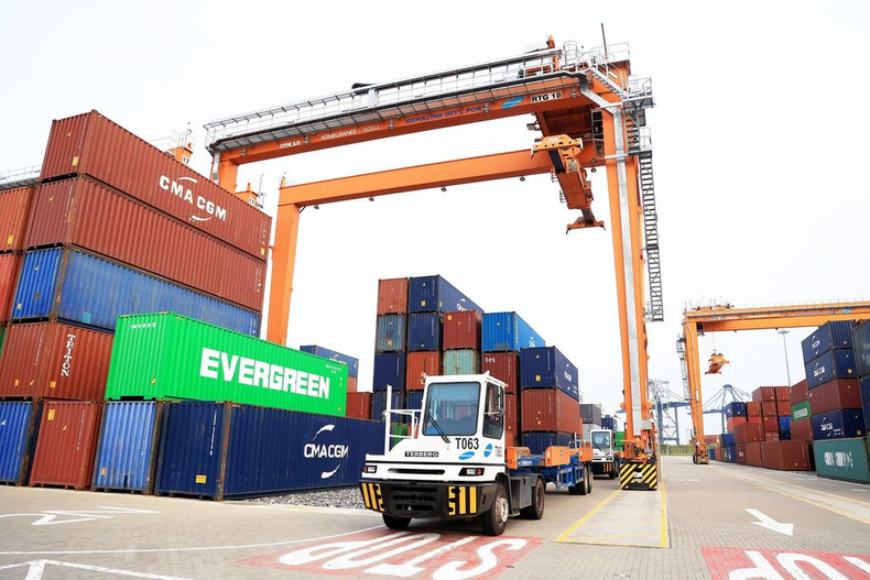 Afin de faciliter l’accès de la population et des entreprises aux procédures douanières en particulier et aux activités d'importation et d'exportation en général, le Département des douanes a mis l'accent sur l'investissement dans la modernisation des infrastructures et l'automatisation de 100 % des procédures douanières. Afin de faciliter l’accès de la population et des entreprises aux procédures douanières en particulier et aux activités d'importation et d'exportation en général, le Département des douanes a mis l'accent sur l'investissement dans la modernisation des infrastructures et l'automatisation de 100 % des procédures douanières.