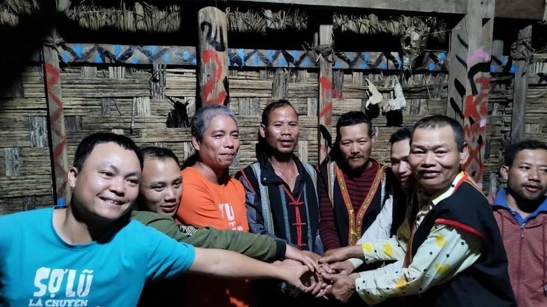 La construction des « Villages heureux » a permis de résoudre les problèmes entravant le développement socioéconomique local, de préserver des coutumes des groupes ethniques minoritaires et de développer les moyens de subsistance au profit de la population locale. La construction des « Villages heureux » a permis de résoudre les problèmes entravant le développement socioéconomique local, de préserver des coutumes des groupes ethniques minoritaires et de développer les moyens de subsistance au profit de la population locale.