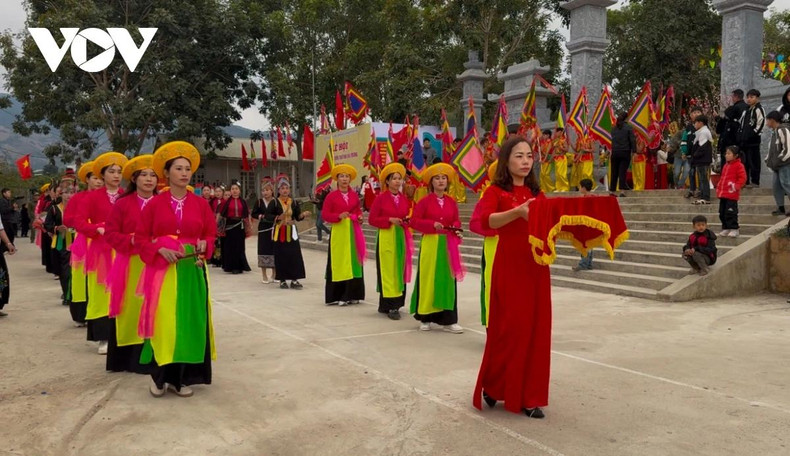La Fête d’offrande d’encens au temple Hai Ba Trung a non seulement une signification importante dans la vie spirituelle et culturelle de la population locale, mais c’est aussi une opportunité pour le district de Song Ma de promouvoir ses vestiges historiques, ses destinations attrayantes et l’identité de ses ethnies minoritaires auprès des touristes. Photo : VOV La Fête d’offrande d’encens au temple Hai Ba Trung a non seulement une signification importante dans la vie spirituelle et culturelle de la population locale, mais c’est aussi une opportunité pour le district de Song Ma de promouvoir ses vestiges historiques, ses destinations attrayantes et l’identité de ses ethnies minoritaires auprès des touristes. Photo : VOV