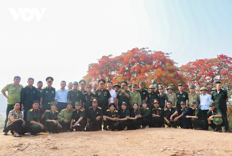 Le site historique de Diên Biên Phu accueille ces jours-ci un nombre croissant de visiteurs. Parmi les destinations incontournables que propose cette région chargée d’histoire, le vestige de la colline A1 se distingue par les émotions fortes qu’il suscite. Photo: VOV. Le site historique de Diên Biên Phu accueille ces jours-ci un nombre croissant de visiteurs. Parmi les destinations incontournables que propose cette région chargée d’histoire, le vestige de la colline A1 se distingue par les émotions fortes qu’il suscite. Photo: VOV.