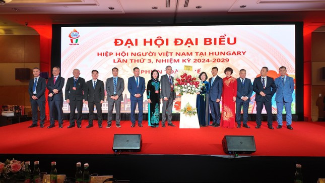 Lors du troisième congrès de l’Association des Vietnamiens de Hongrie pour le mandat 2024 – 2029. Photo : tienphong.vn. Lors du troisième congrès de l’Association des Vietnamiens de Hongrie pour le mandat 2024 – 2029. Photo : tienphong.vn.