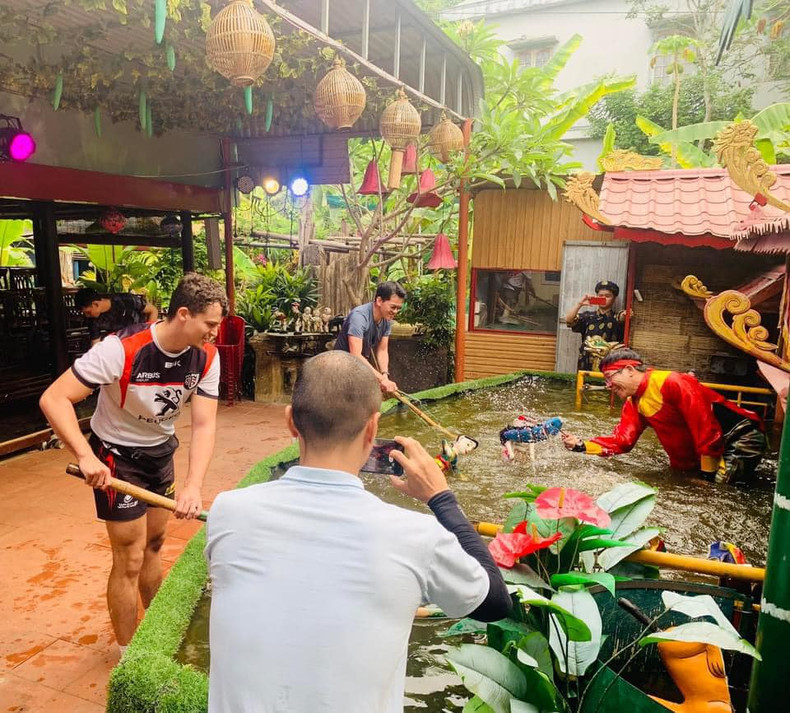 L'art des marionnettes sur l'eau du Vietnam permet aux étudiants français de mieux comprendre la culture traditionnelle du Vietnam à travers des spectacles recréant des histoires légendaires et des contes folkloriques du peuple vietnamien. Photo : SGTT.