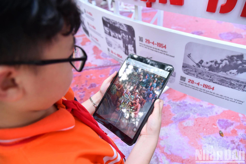 Le Trinh Hai Minh, de la classe 4G de l’école Trang An, a partagé : « J’ai entendu beaucoup d’histoires sur la bataille de Diên Biên Phu. Cette exposition m’a aidé à mieux comprendre cet événement historique du pays ». Photo: NDEL.