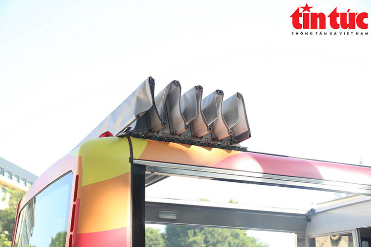 Les bus sont bâchés pour éviter le soleil et la pluie. Les bus sont bâchés pour éviter le soleil et la pluie.