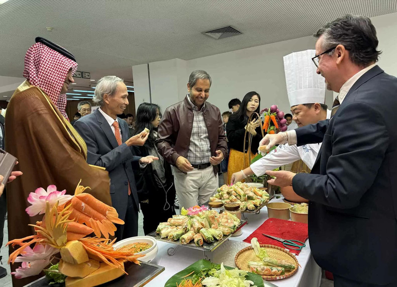 Les visiteurs ont l’occasion de déguster plusieurs spécialités culinaires vietnamiennes à travers des ateliers de cuisine. Photo : Ambassade du Vietnam en Arabie Saoudite. Les visiteurs ont l’occasion de déguster plusieurs spécialités culinaires vietnamiennes à travers des ateliers de cuisine. Photo : Ambassade du Vietnam en Arabie Saoudite.