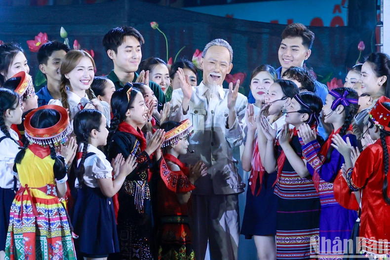 Le programme reflète de manière vivante l’image du Président Hô Chi Minh, un dirigeant éminent, grand maître de la révolution vietnamienne, héros de la libération nationale et grand homme de culture du monde. Photo : NDEL. Le programme reflète de manière vivante l’image du Président Hô Chi Minh, un dirigeant éminent, grand maître de la révolution vietnamienne, héros de la libération nationale et grand homme de culture du monde. Photo : NDEL.