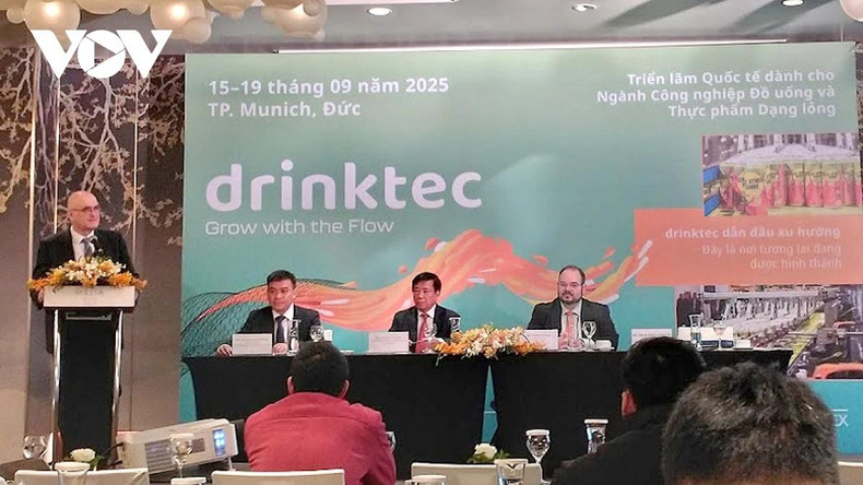 Le salon Drinktec 2025 permettra aux entreprises participantes de se renseigner sur la culture des boissons de différents pays à travers le monde, de mettre à jour les nouvelles tendances et technologies, ainsi que de chercher de nouvelles opportunités de coopération. Photo: VOV. Le salon Drinktec 2025 permettra aux entreprises participantes de se renseigner sur la culture des boissons de différents pays à travers le monde, de mettre à jour les nouvelles tendances et technologies, ainsi que de chercher de nouvelles opportunités de coopération. Photo: VOV.