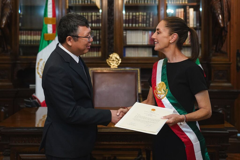 L'ambassadeur du Vietnam au Mexique, Nguyên Van Hai (à gauche), présente ses lettres de créance du président Luong Cuong à la présidente mexicaine Claudia Sheinbaum. Photo : Ambassade du Vietnam au Mexique L'ambassadeur du Vietnam au Mexique, Nguyên Van Hai (à gauche), présente ses lettres de créance du président Luong Cuong à la présidente mexicaine Claudia Sheinbaum. Photo : Ambassade du Vietnam au Mexique