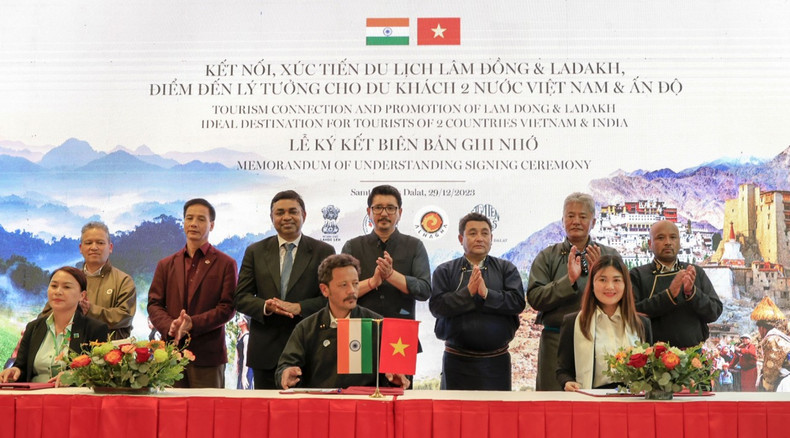 Signature des accords de coopération entre des agences de voyages de Lâm Dông et l'Alliance commerciale et touristique du Ladakh. Photo : thoidai.
