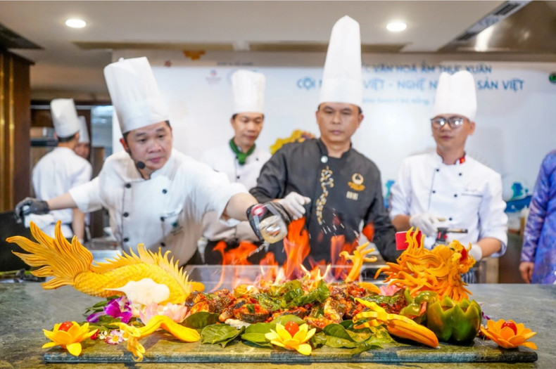 Dans les temps à venir, Da Nang se concentrera sur l’amélioration de la qualité de ses services et la diversification de ses produits touristiques, tout en accordant une grande priorité au développement de la cuisine locale dans le but de faire des produits et services culinaires un produit touristique unique et de haute qualité. Photo : VOV. Dans les temps à venir, Da Nang se concentrera sur l’amélioration de la qualité de ses services et la diversification de ses produits touristiques, tout en accordant une grande priorité au développement de la cuisine locale dans le but de faire des produits et services culinaires un produit touristique unique et de haute qualité. Photo : VOV.