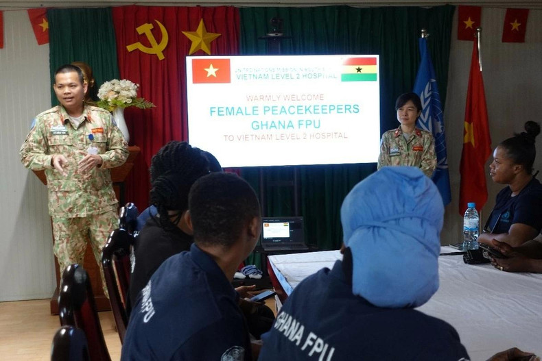 Après l’examen de santé, les responsables de l’hôpital de campagne du Vietnam ont eu un échange avec les policières ghanéennes sur les traditions, le rôle, la position et l’importance de la police populaire dans le cœur du peuple vietnamien. Photo: Hôpital de campagne de niveau 2 n° 5