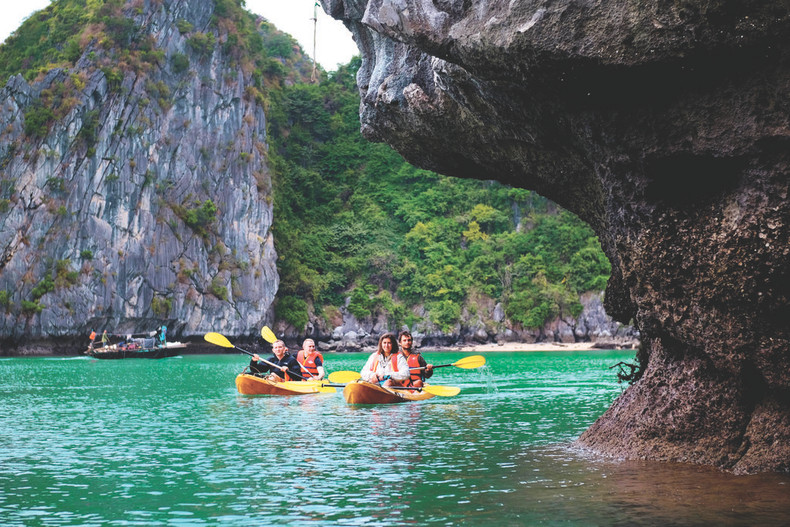 Pratique du kayak dans la baie de Lan Ha à Cát Bà.