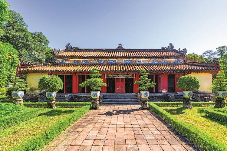 Situé à environ 20 km à l'ouest du centre-ville de Hue, le tombeau du roi Gia Long est l'une des destinations incontournables à ne pas manquer.