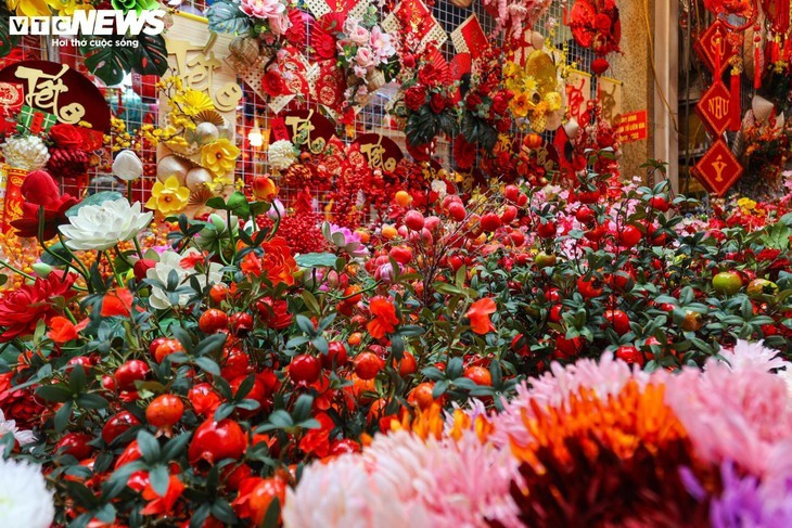 Les commerçants privilégient la vente de fleurs artificielles aux couleurs chatoyantes.