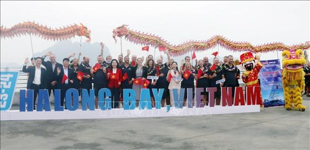 Les dirigeants de Quang Ninh prennent une photo avec l'équipe de Quang Ninh. Photo : VNA. Les dirigeants de Quang Ninh prennent une photo avec l'équipe de Quang Ninh. Photo : VNA.