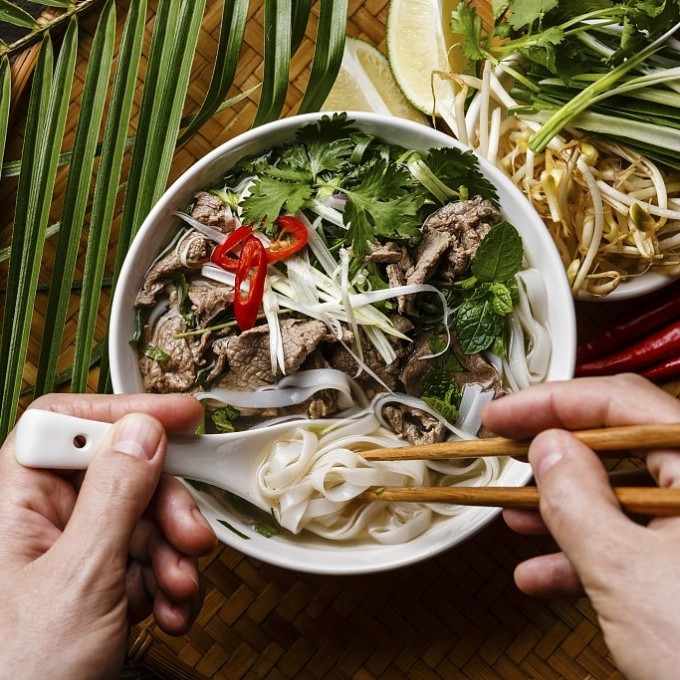 Selon CGTN, "l’un des plats emblématiques du Vietnam, le pho, peut être vu partout, des humbles étals de rue aux restaurants de luxe. C'est un plat de soupe composé de bouillon, de nouilles de riz, d'herbes et de viande (généralement du bœuf, parfois du poulet). Pour les touristes à l'étranger, c'est un délice incontournable ancré dans l'histoire somptueuse et évocatrice du pays. Pour les autochtones, c'est plus que de la nourriture: c'est un bol de bonheur et de nostalgie".