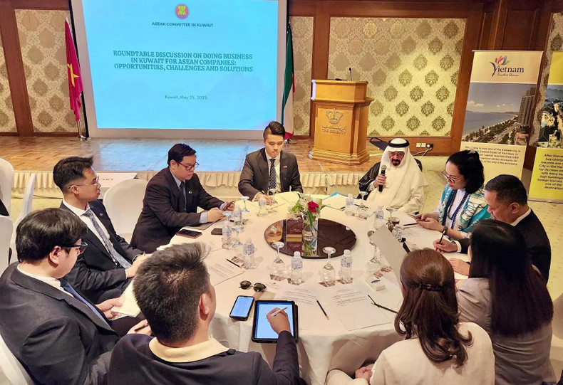 Le forum d’affaires Vietnam – Koweït, qui réunit de nombreuses entreprises des deux pays et de celles de l'ASEAN, a pour but de chercher les solutions énergiques visant à promouvoir une coopération plus étroite et plus efficace entre la communauté d’affaires. Photo : Ambassade du Vietnam au Koweït. Le forum d’affaires Vietnam – Koweït, qui réunit de nombreuses entreprises des deux pays et de celles de l'ASEAN, a pour but de chercher les solutions énergiques visant à promouvoir une coopération plus étroite et plus efficace entre la communauté d’affaires. Photo : Ambassade du Vietnam au Koweït.