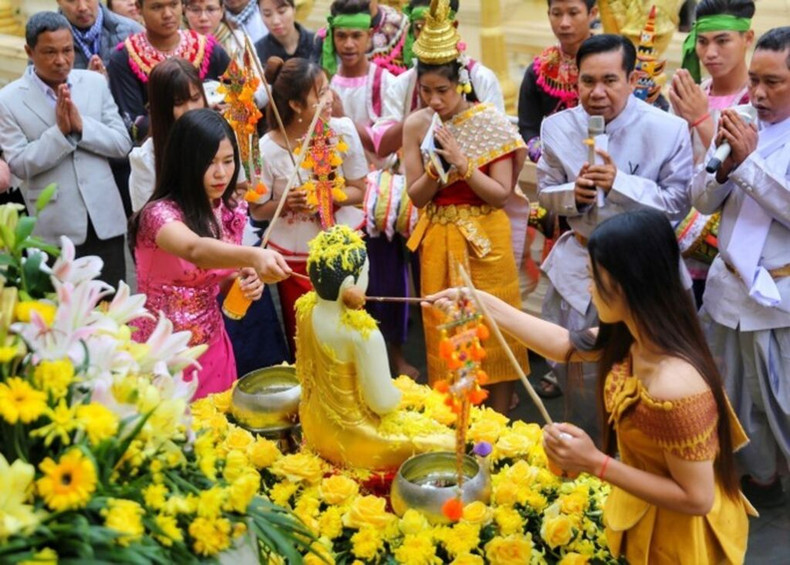 Le rituel de verser de l’eau sur la statue de Bouddha pendant la fête Chol Chnam Thmay des Khmers. Photo : VNA. Le rituel de verser de l’eau sur la statue de Bouddha pendant la fête Chol Chnam Thmay des Khmers. Photo : VNA.