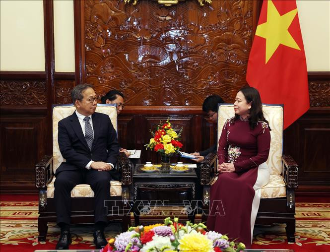 La Présidente vietnamienne par intérim, Vo Thi Anh Xuân, a proposé à l'ambassadeur japonais Yamada Takio de continuer à promouvoir la coopération entre les deux pays dans divers domaines, dont l’économie, l’investissement, la haute technologie, l’industrie des semi-conducteurs, l’informatique, le tourisme, le travail, la formation des ressources humaines et les échanges populaires. Photo: VNA.