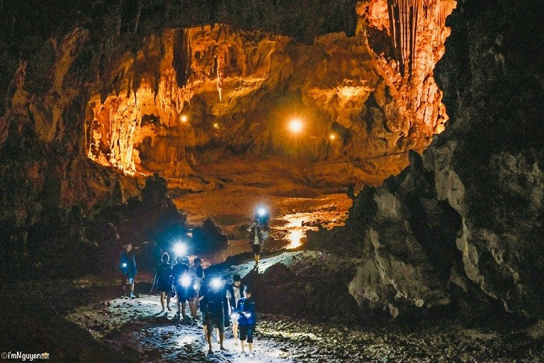 Située à seulement 4 km des chutes de Ban Giôc, la grotte de Nguom Ngao, qui signifie « la cave du Tigre » en langue Tày, est l’une des merveilles souterraines les plus impressionnantes de la province. D’une beauté sauvage et magnifique, cette grotte est remplie de stalactites et de stalagmites de formes et des tailles différentes. Située à seulement 4 km des chutes de Ban Giôc, la grotte de Nguom Ngao, qui signifie « la cave du Tigre » en langue Tày, est l’une des merveilles souterraines les plus impressionnantes de la province. D’une beauté sauvage et magnifique, cette grotte est remplie de stalactites et de stalagmites de formes et des tailles différentes.