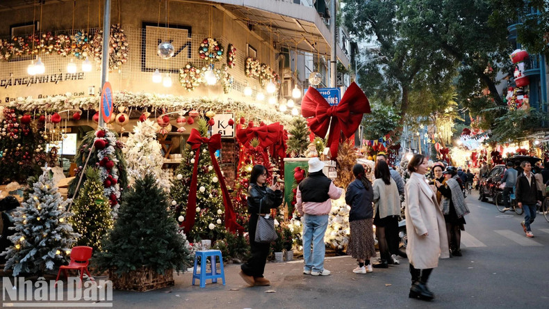 Ces jours-ci, les rues du vieux quartier de Hanoï comme Hang Ma, Luong Van Can, Hang Bo et Cha Ca s’illuminent avec des articles de décorations de Noël colorés : sapins de Noël, guirlandes, rennes, lumières scintillantes, couronnes, cordes à neige, cannes en sucre, vêtements et accessoires de Père Noël. Photo : Trung Hieu/NDEL. Ces jours-ci, les rues du vieux quartier de Hanoï comme Hang Ma, Luong Van Can, Hang Bo et Cha Ca s’illuminent avec des articles de décorations de Noël colorés : sapins de Noël, guirlandes, rennes, lumières scintillantes, couronnes, cordes à neige, cannes en sucre, vêtements et accessoires de Père Noël. Photo : Trung Hieu/NDEL.
