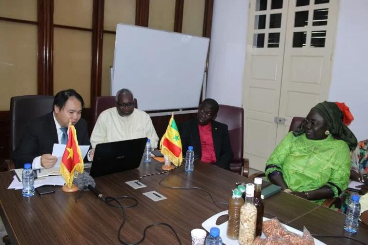 Afin de promouvoir les relations économiques et commerciales entre le Vietnam et le Sénégal, le conseiller commercial vietnamien Hoang Duc Nhuan a demandé aux deux parties de compléter les cadres juridiques dans les domaines du commerce, de l’industrie et de l’investissement, ainsi que d’organiser régulièrement des activités de promotion commerciale. Photo: congthuong.vn. Afin de promouvoir les relations économiques et commerciales entre le Vietnam et le Sénégal, le conseiller commercial vietnamien Hoang Duc Nhuan a demandé aux deux parties de compléter les cadres juridiques dans les domaines du commerce, de l’industrie et de l’investissement, ainsi que d’organiser régulièrement des activités de promotion commerciale. Photo: congthuong.vn.