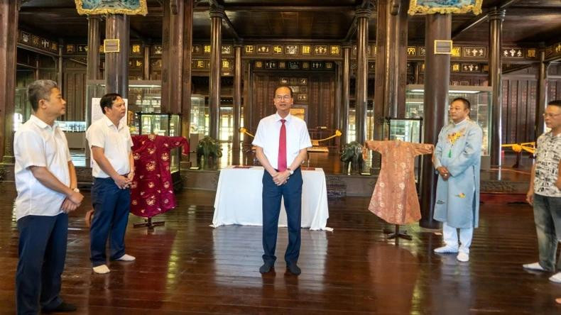 Hoang Viet Trung, directeur du Centre de conservation des monuments de Hue, prend la parole lors de la cérémonie de réception. Photo : NDEL.