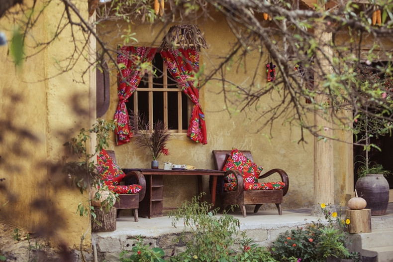 Les homestay (hébergements chez l'habitant) sont toutes aménagés dans un style traditionnel où l’on peut découvrir des objets anciens, contribuant à une ambiance chaleureuse et accueillante.
