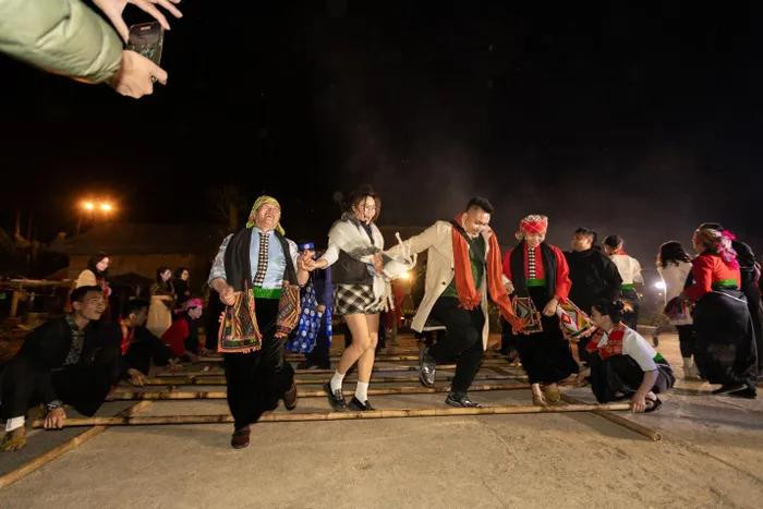 En plus des festivals et de la mer de nuages, Sun World Fansipan Legend attire aussi les visiteurs avec des expériences à Ban May qui sont peuplés des ethnies Mong, Xa Pho, Tay, Giay, Dao rouge, Thai et Ha Nhi Den. Les visiteurs seront séduits par la diversité des croyances, des saveurs et des traditions qui font la richesse de ces communautés. Photo: PNVN.