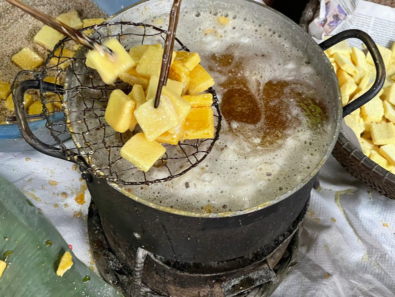 Ensuite, les biscuits sont tous plongés dans le sirop de sucre qui est mélangé avec du jus de citron. Ensuite, les biscuits sont tous plongés dans le sirop de sucre qui est mélangé avec du jus de citron.
