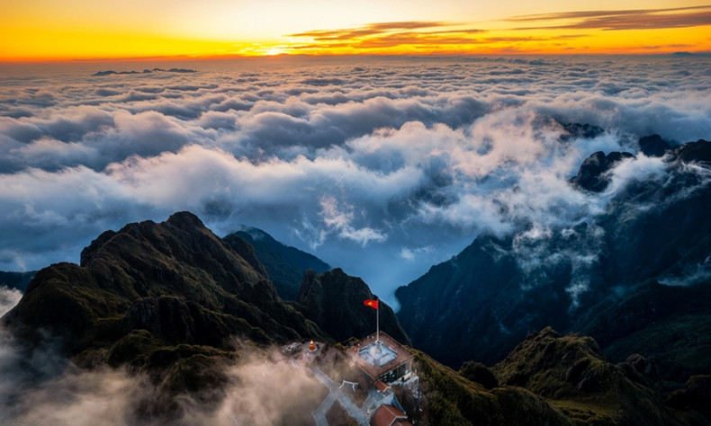 La "chasse aux nuages" à Lao Cai ne peut pas manquer le pic Fansipan. Toutefois, il a fallu au photographe 8 fois en quatre ans pour capturer le moment qu'il souhaitait: la mer de nuages entourant le pic Fansipan au coucher du soleil en décembre 2021. La "chasse aux nuages" à Lao Cai ne peut pas manquer le pic Fansipan. Toutefois, il a fallu au photographe 8 fois en quatre ans pour capturer le moment qu'il souhaitait: la mer de nuages entourant le pic Fansipan au coucher du soleil en décembre 2021.