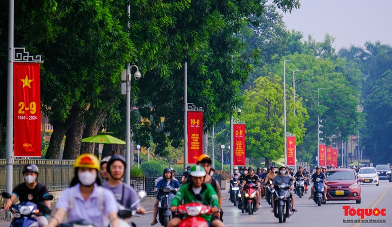 Des banderoles, des slogans et des affiches égayent les rues de Hanoï. Photo : Toquoc.