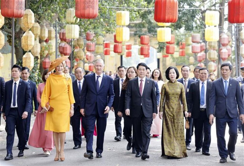 Le président vietnamien Luong Cuong et son épouse Nguyên Thi Minh Nguyêt (droite), et le roi Philippe et la reine Mathilde de Belgique à la cité impériale de Thang Long - Hanoï, patrimoine mondial de l'UNESCO, le 1er avril. Photo : VNA. Le président vietnamien Luong Cuong et son épouse Nguyên Thi Minh Nguyêt (droite), et le roi Philippe et la reine Mathilde de Belgique à la cité impériale de Thang Long - Hanoï, patrimoine mondial de l'UNESCO, le 1er avril. Photo : VNA.