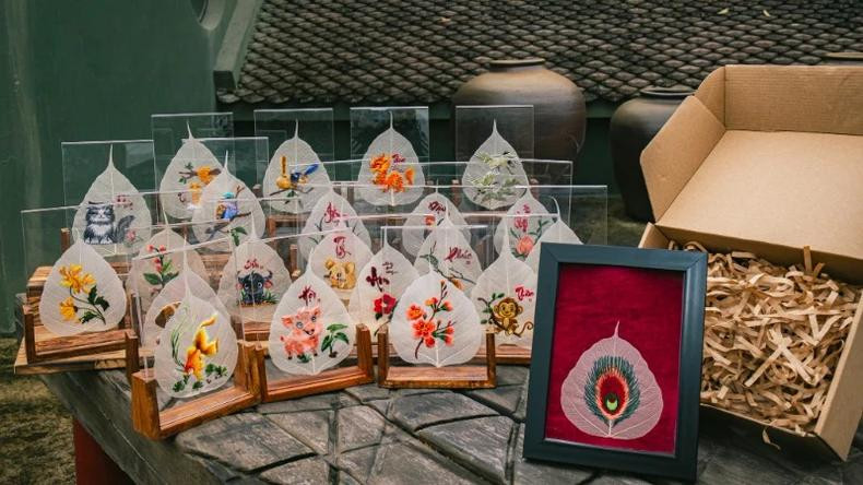Des broderies sur les feuilles de Bodhi. Photo : NDEL Des broderies sur les feuilles de Bodhi. Photo : NDEL