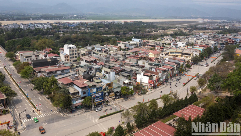 En 2003, la ville de Diên Biên Phu a été reconnue comme zone urbaine de niveau III et est officiellement devenue une ville rattachée à la province de Diên Biên. Depuis lors, de nouveaux ouvrages ont été construits pour rendre la ville plus moderne et développée. En 2003, la ville de Diên Biên Phu a été reconnue comme zone urbaine de niveau III et est officiellement devenue une ville rattachée à la province de Diên Biên. Depuis lors, de nouveaux ouvrages ont été construits pour rendre la ville plus moderne et développée.