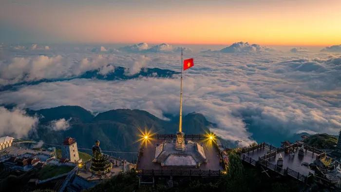 Le drapeau vietnamien flotte fièrement sur le "toit de l’Indochine". Photo: Minh Tu.