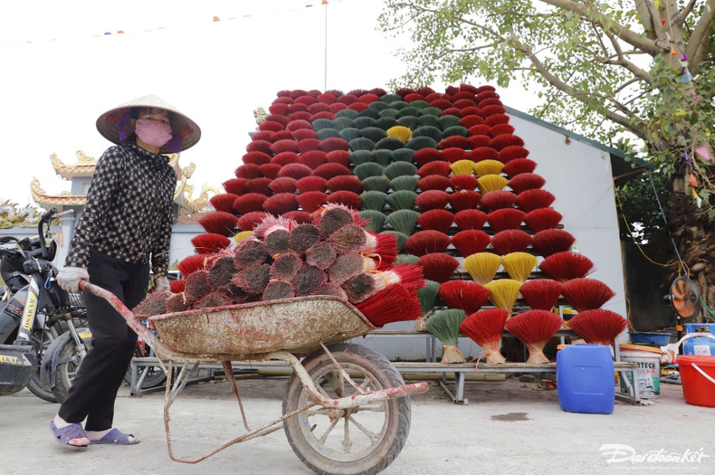 Ces derniers jours, certaines familles ont commencé à produire de grandes quantités de bâtonnets d’encens en préparation du Têt ou encore pour servir les touristes. Dès l’entrée du village, la couleur rouge vif des bâtons d’encens attire le regard de tout visiteur. Des bouquets de bâtons d’encens rouge vif, comme de grands bouquets de fleurs, sont disposés le long de la route, partout sur les terrains vacants, les cours de la maison communale, ce qui indique que le Têt approche. Photo: daidoanket.vn. Ces derniers jours, certaines familles ont commencé à produire de grandes quantités de bâtonnets d’encens en préparation du Têt ou encore pour servir les touristes. Dès l’entrée du village, la couleur rouge vif des bâtons d’encens attire le regard de tout visiteur. Des bouquets de bâtons d’encens rouge vif, comme de grands bouquets de fleurs, sont disposés le long de la route, partout sur les terrains vacants, les cours de la maison communale, ce qui indique que le Têt approche. Photo: daidoanket.vn.