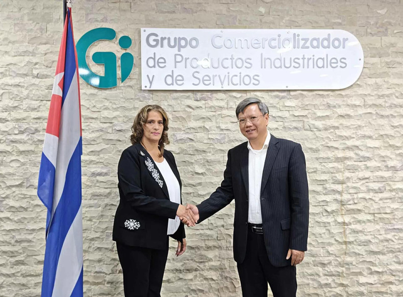 L'ambassadeur vietnamien à Cuba, Le Quang Long (à droite), et la ministre cubaine du Commerce intérieur, Betsy Díaz Velázquez. Photo : baoquocte.vn L'ambassadeur vietnamien à Cuba, Le Quang Long (à droite), et la ministre cubaine du Commerce intérieur, Betsy Díaz Velázquez. Photo : baoquocte.vn