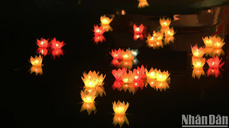 Le vénérable Thich Thiên Ngoc, abbé de la pagode Dai Phuoc Vietnam-Myanmar, souligne l’importance de la quatrième édition du Vesak au Vietnam : « Le Vesak 2025 est marqué par deux moments forts: sa coïncidence avec le 50e anniversaire de la réunification du Vietnam et l’accueil des reliques de Bouddha venues d’Inde. Cette célébration véhicule un message de paix qui invite tous les pays à prospérer dans l’harmonie et la sagesse ». Photo : The Anh/NDEL