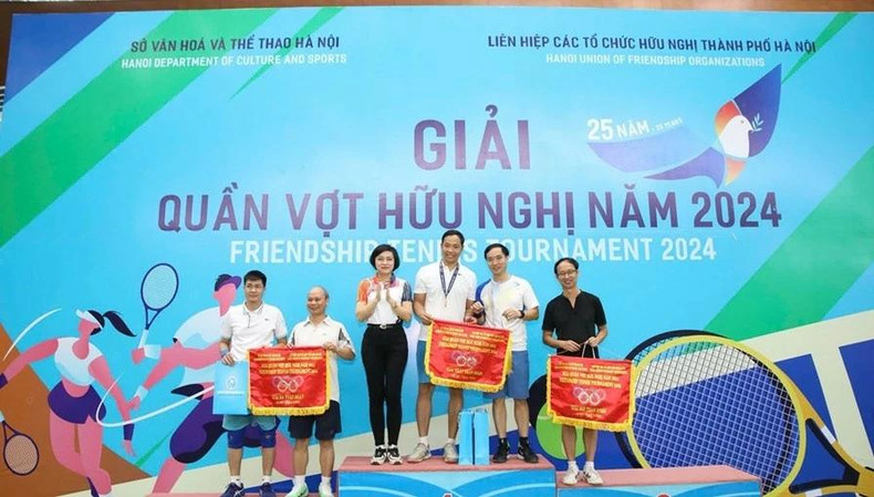 La vice-présidente permanente de l’Union des organisations d’amitié de Hanoï, Tran Thi Phuong (3e à gauche), remet des prix aux meilleures équipes. Photo : baoquocte.vn La vice-présidente permanente de l’Union des organisations d’amitié de Hanoï, Tran Thi Phuong (3e à gauche), remet des prix aux meilleures équipes. Photo : baoquocte.vn